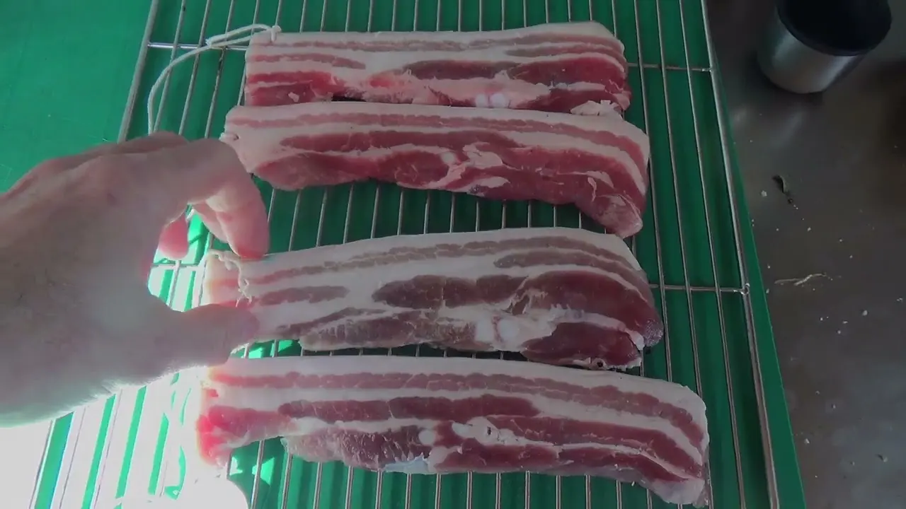 Viande séchée en cours de séchage sur une grille