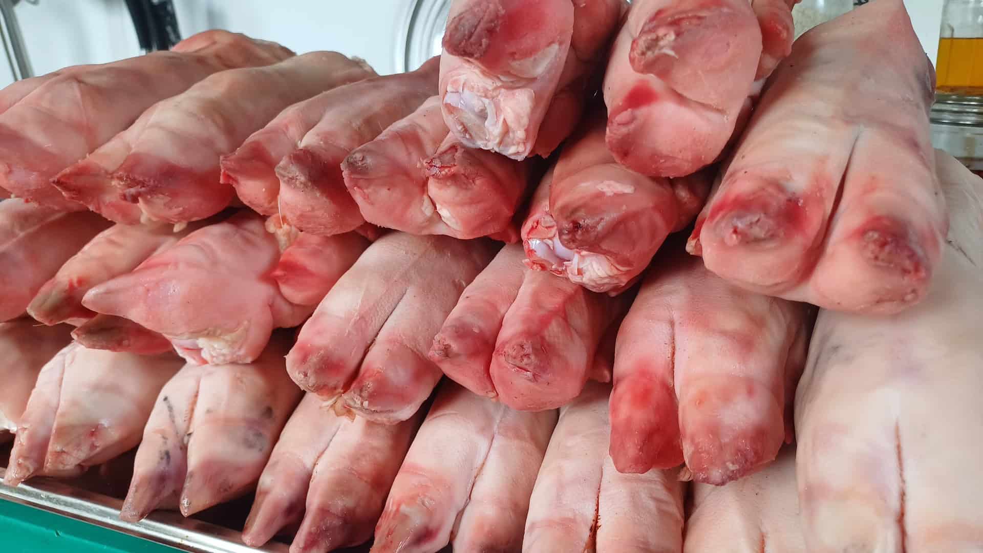 Pour faire des terrines de pieds de cochon il faut des pieds