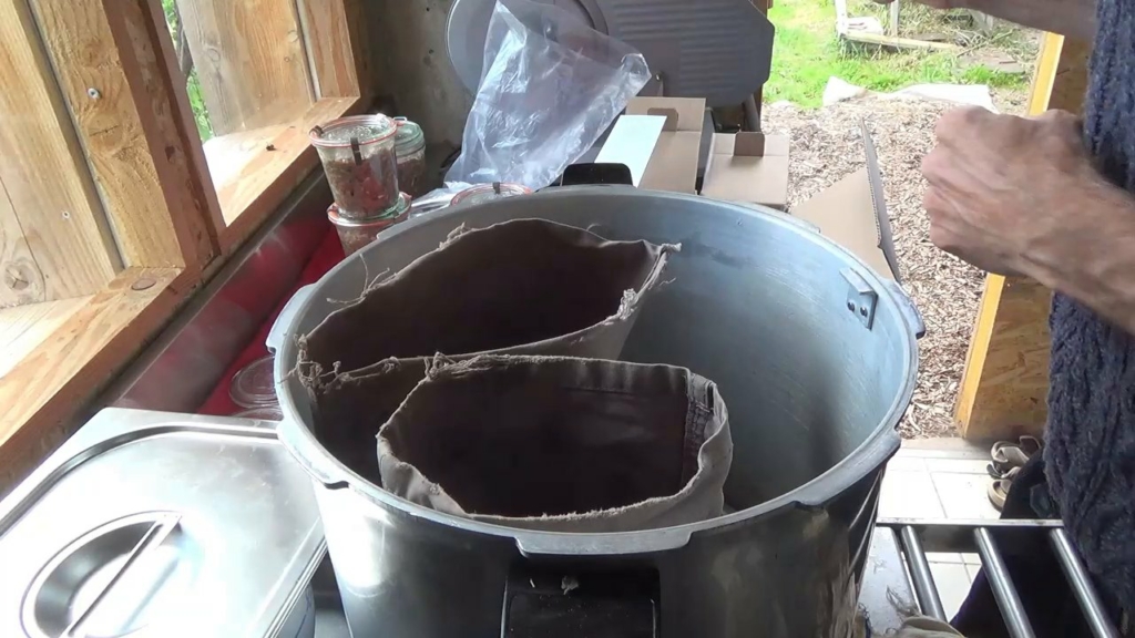 Bocaux de terrine calés avec des morceaux de tissu dans un autoclave Presto