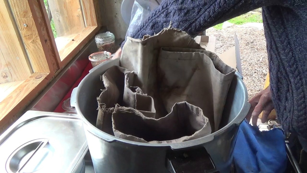 Bocaux calés avec des sachets de toile dans un autoclave Presto