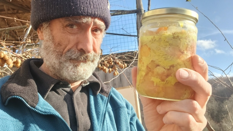 Loïc Vauclin montre un bocal de semi-conserve maison