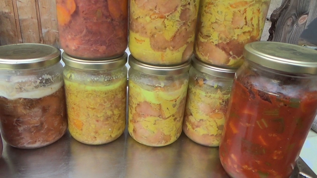 Bocaux de plats cuisinés maison empilés, viande en sauce au curry et sauce tomate